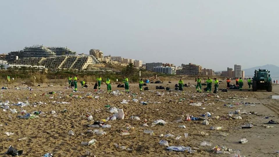 La noche de San Juan deja 18 toneladas de basura en las playas de Elche y solo tres positivos por alcoholemia en la conducción La noche de San Juan deja 18 toneladas de basura en las playas de Elche y solo tres positivos por alcoholemia en la conducción