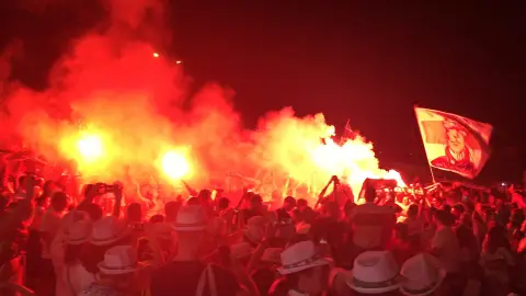 La afición del Elche CF celebró por todo lo alto el ascenso a Segunda División del Elche CF, tras su último gran desplazamiento a Villarreal. ASCENSO A SEGUNDA DIVISIÓN DEL ELCHE CF