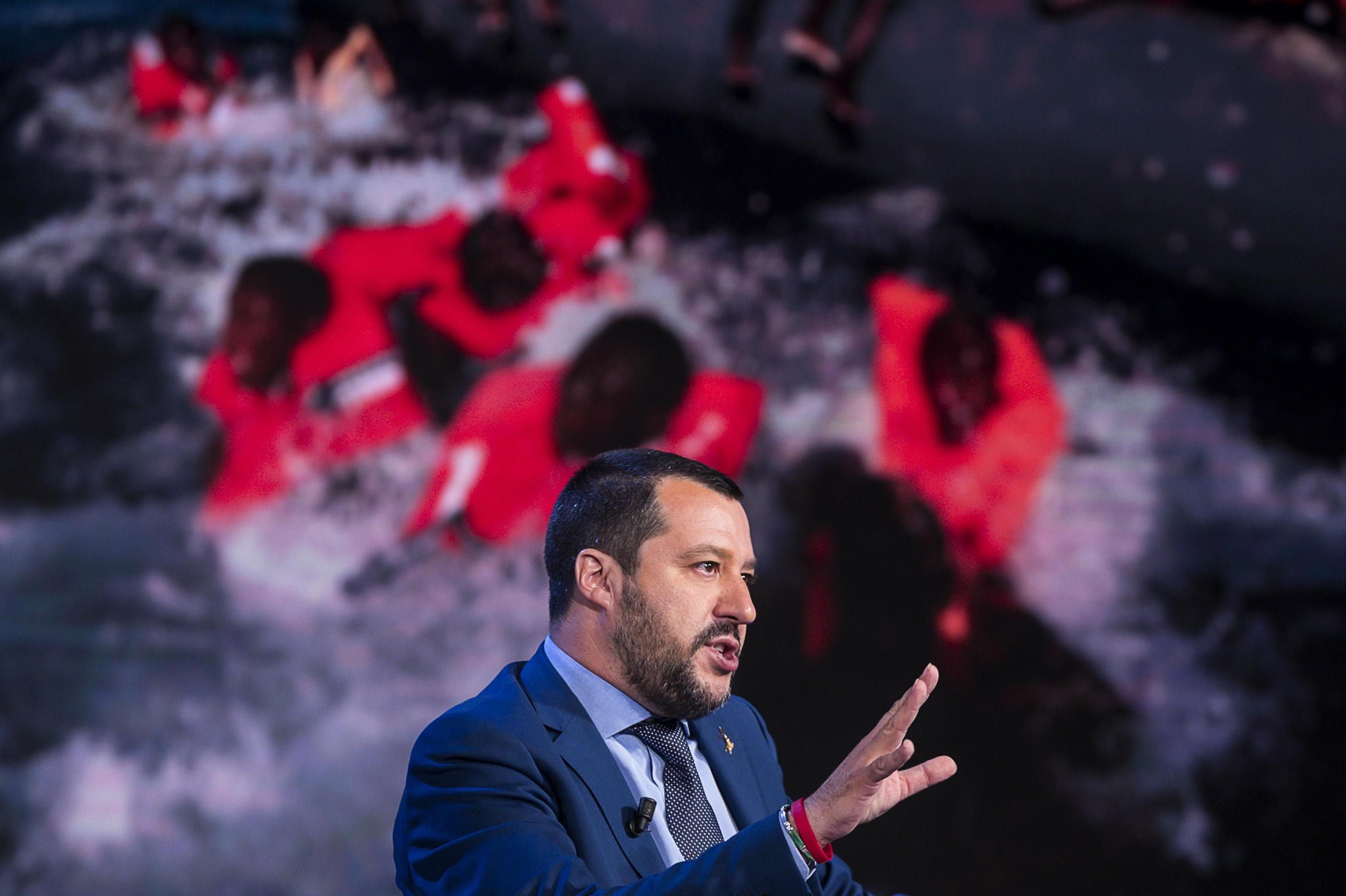 Salvini acusa a la ONG española de entrometerse en un rescate: "Que se olviden de llegar a un puerto italiano" Salvini acusa a la ONG española de entrometerse en un rescate: "Que se olviden de llegar a un puerto italiano"