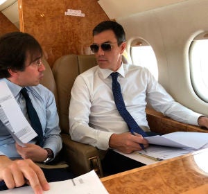 Elecciones generales 2019: Pedro Sánchez con gafas de sol en el Falcon presidencial Elecciones generales 2019: Pedro Sánchez con gafas de sol en el Falcon presidencial