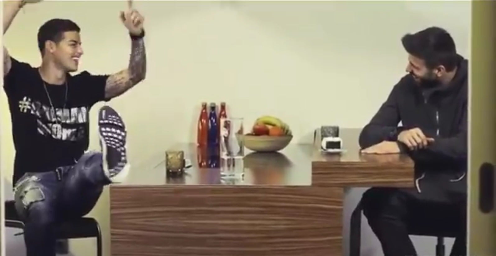 Piqué entrevista a James Rodríguez y le pregunta por la famosa fiesta de Kevin Roldán Piqué entrevista a James Rodríguez y le pregunta por la famosa fiesta de Kevin Roldán