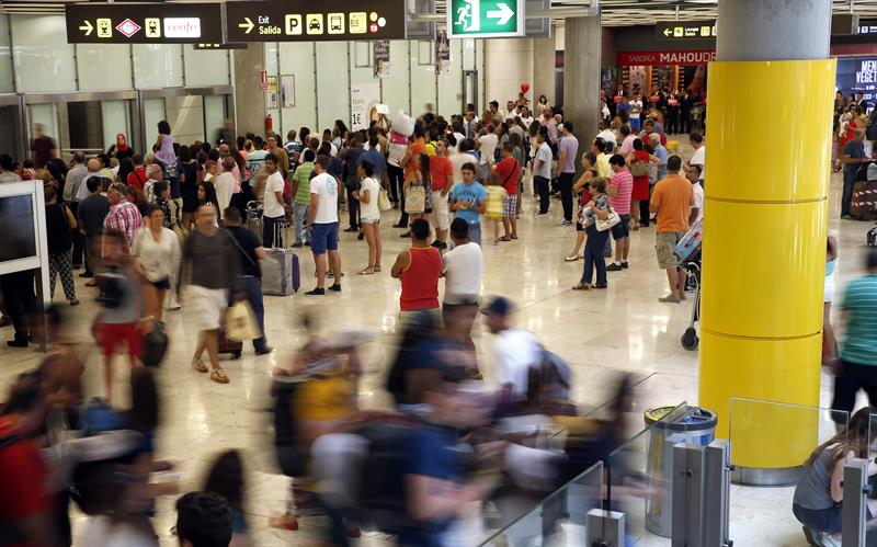 La población en España vuelve a crecer gracias al aumento de la inmigración La población en España vuelve a crecer gracias al aumento de la inmigración