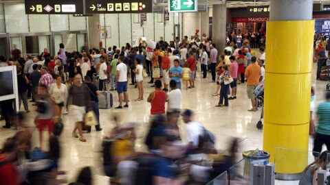 Gente en un aeropuerto