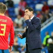 Fernando Hierro conversa con Piqué