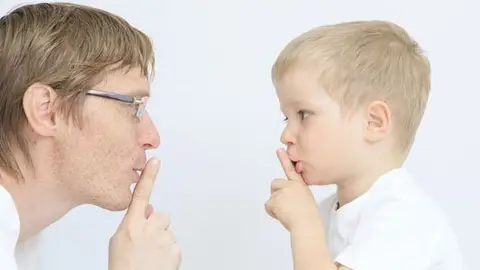 Padre e hijo se mandan callar Guía Infantil