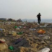 Basura acumulada en la playa El Carabassí de Elche tras la celebración de la noche de San Juan