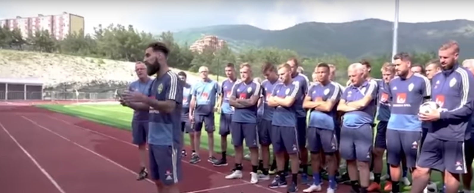 El mensaje de Suecia tras las amenazas a Durmaz por su falta ante Alemania: "Jódete, racismo" El mensaje de Suecia tras las amenazas a Durmaz por su falta ante Alemania: "Jódete, racismo"