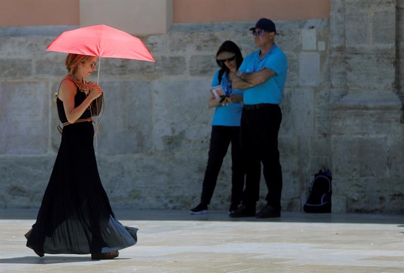 La AOEx refuerza su campaña sobre importancia de tomar el sol de forma segura y responsable La AOEx refuerza su campaña sobre importancia de tomar el sol de forma segura y responsable