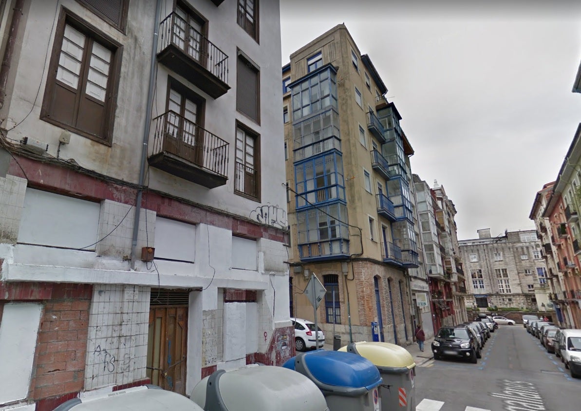 Cuatro personas ocupan un edificio en la Calle Magallanes de Santander Cuatro personas ocupan un edificio en la Calle Magallanes de Santander