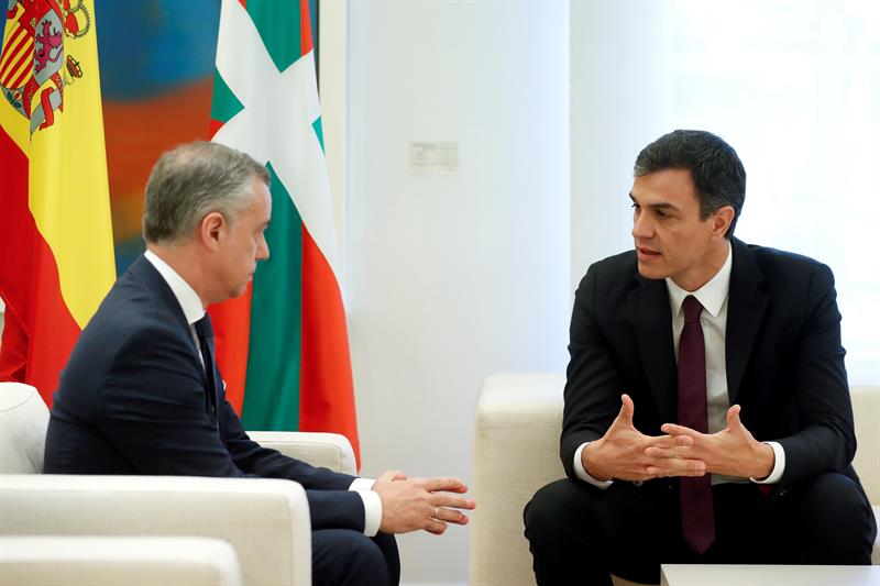 Sánchez pacta con Urkullu el acercamiento de presos de ETA y el traspaso de competencias Sánchez pacta con Urkullu el acercamiento de presos de ETA y el traspaso de competencias