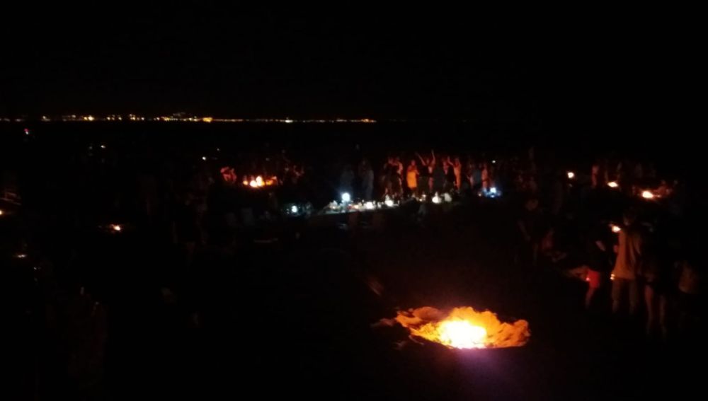 Hogueras en la Noche de San Juan en las playas de Elche