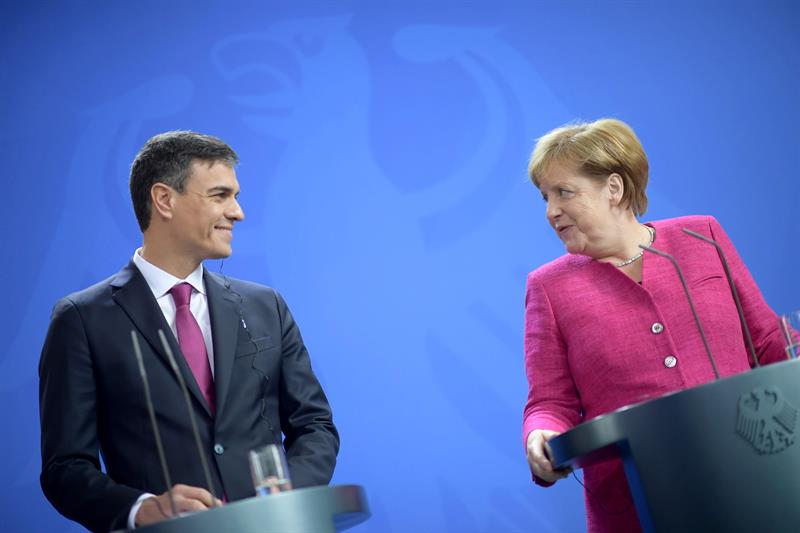 Merkel, dispuesta a apoyar a España si crece la llegada de inmigrantes Merkel, dispuesta a apoyar a España si crece la llegada de inmigrantes