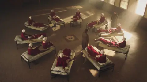 El escalofriante momento en el que las criadas descubren el ritual de 'La Ceremonia': "Una flor que espera ser polinizada" El escalofriante momento en el que las criadas descubren el ritual de 'La Ceremonia': "Una flor que espera ser polinizada"