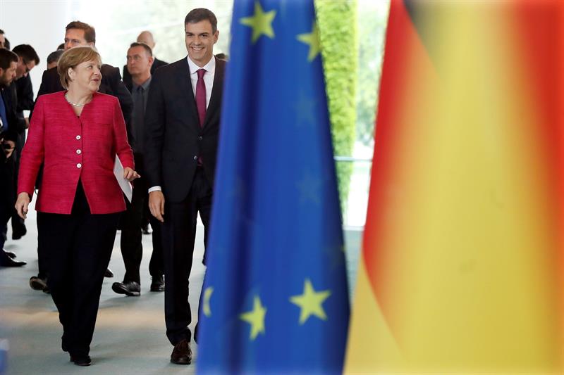 Sánchez y Merkel debaten este sábado en Doñana la política de inmigración, la defensa europea y la reforma del euro Sánchez y Merkel debaten este sábado en Doñana la política de inmigración, la defensa europea y la reforma del euro