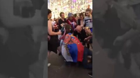 Un mexicano detiene una pelea entre rusos al grito de "&iexcl;trankilovsky!"