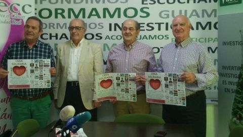 Miembros de la AECC de C.Real durante la presentaci&oacute;n de la cena solidaria