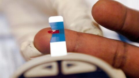 Muestra de sangre para conocer los niveles de az&uacute;car en sangre