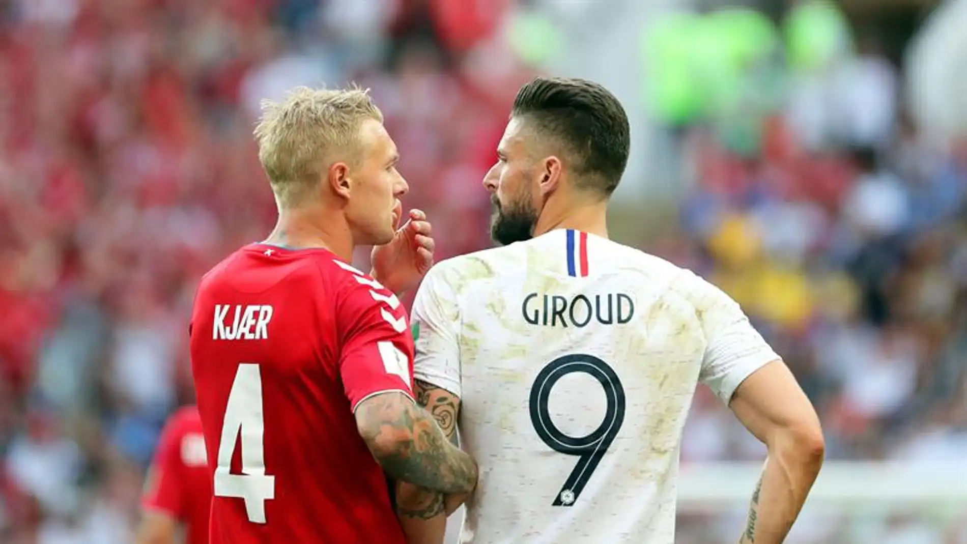 Kjaer y Giroud charlan durante el Dinamarca - Francia