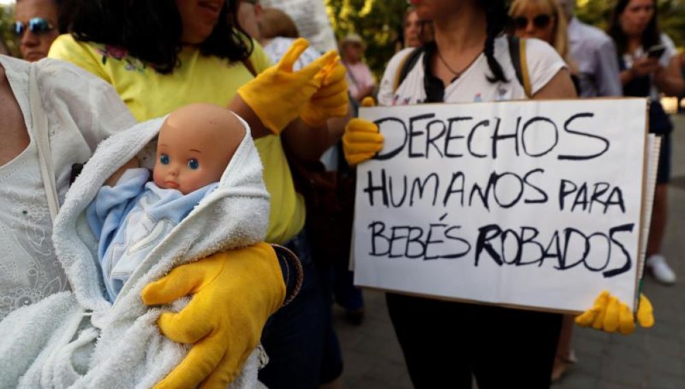 Víctimas de la supuesta trama de bebés robados se han concentrado en la entrada de la Audiencia Provincial de Madrid