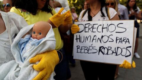 V&iacute;ctimas de la supuesta trama de beb&eacute;s robados se han concentrado en la entrada de la Audiencia Provincial de Madrid