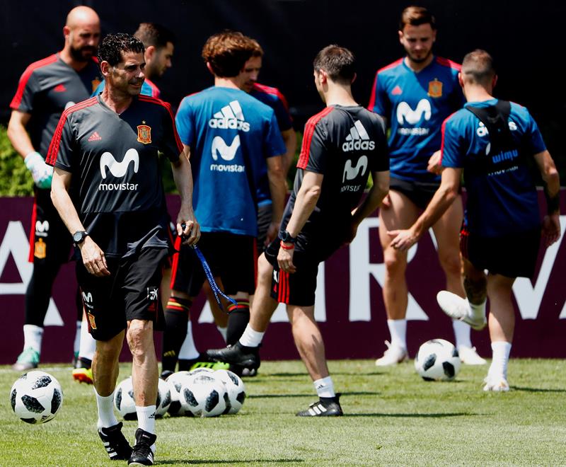 La selección española entrena con todos sus efectivos a más de 38 grados La selección española entrena con todos sus efectivos a más de 38 grados