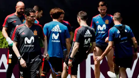 Fernando Hierro dirige un entrenamiento de España. Fernando Hierro dirige un entrenamiento de España.