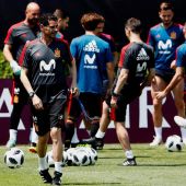Fernando Hierro dirige un entrenamiento de España. 