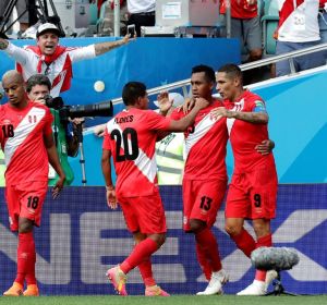 Los jugadores de Perú celebran un gol ante Australia Los jugadores de Perú celebran un gol ante Australia