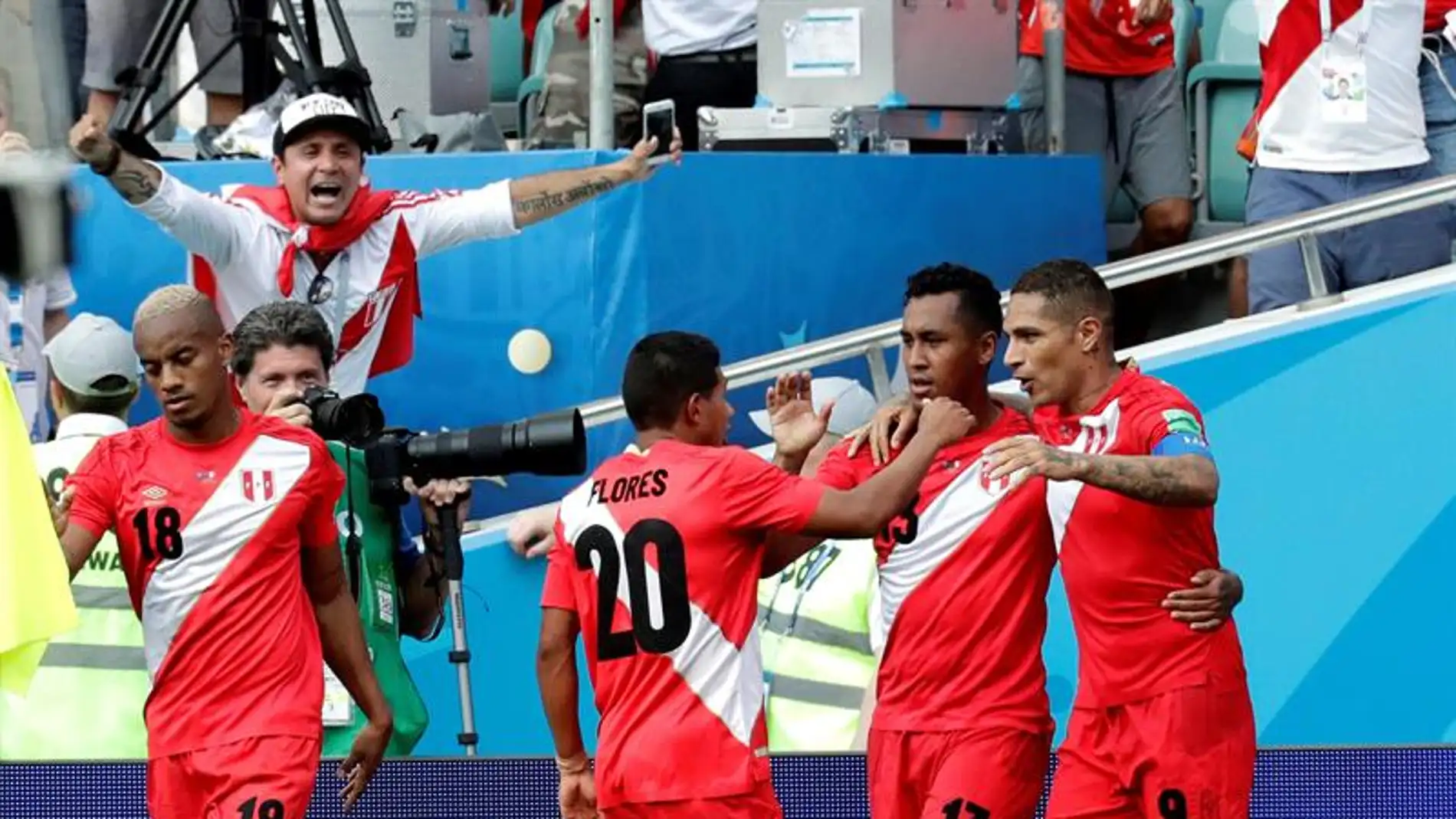 Los jugadores de Perú celebran un gol ante Australia