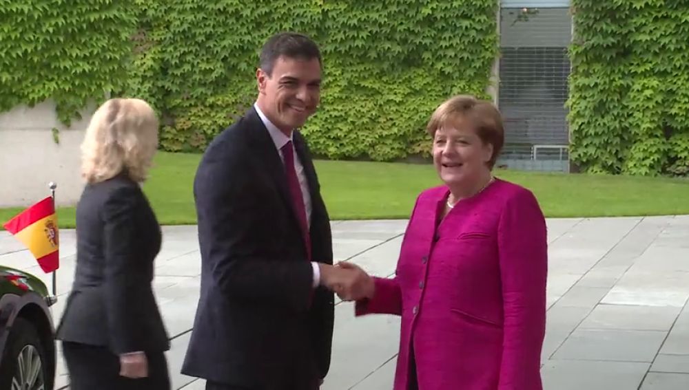 Merkel defiende más ayudas a España con la inmigración y Sánchez ofrece solidaridad con los flujos hacia Alemania