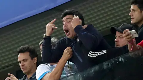 Maradona celebra el gol de Rojo ante Nigeria Maradona celebra el gol de Rojo ante Nigeria