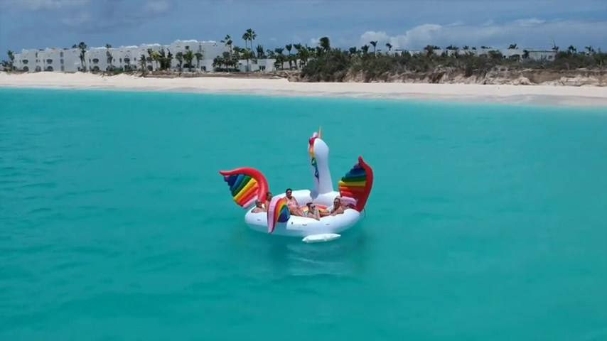 Reino Unido alerta del peligro de usar unicornios hinchables en el mar Reino Unido alerta del peligro de usar unicornios hinchables en el mar