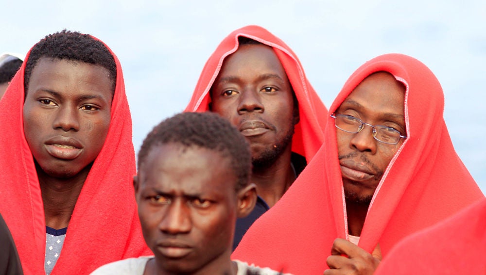 Un grupo de migrantes llega al puerto de Tarifa