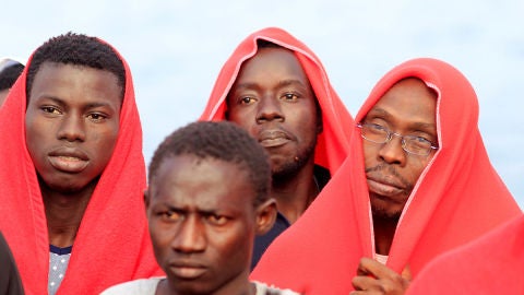 Un grupo de inmigrantes llega al puerto de Tarifa
