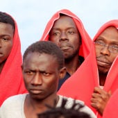 Un grupo de migrantes llega al puerto de Tarifa