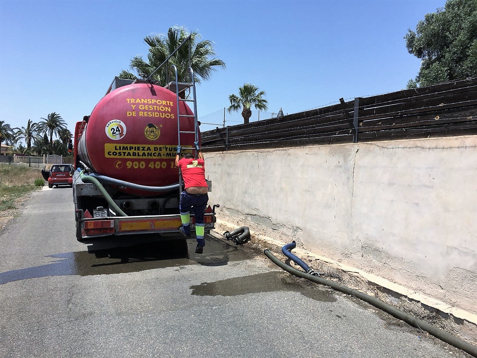 La Policía Local de Elche investiga un posible vertido de aguas fecales de un restaurante a una tubería privada de Alzabares Alto La Policía Local de Elche investiga un posible vertido de aguas fecales de un restaurante a una tubería privada de Alzabares Alto