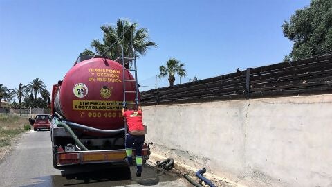 Una empresa especializada ha procedido a la limpieza del pozo afectado por el vertido de aguas fecales en Elche