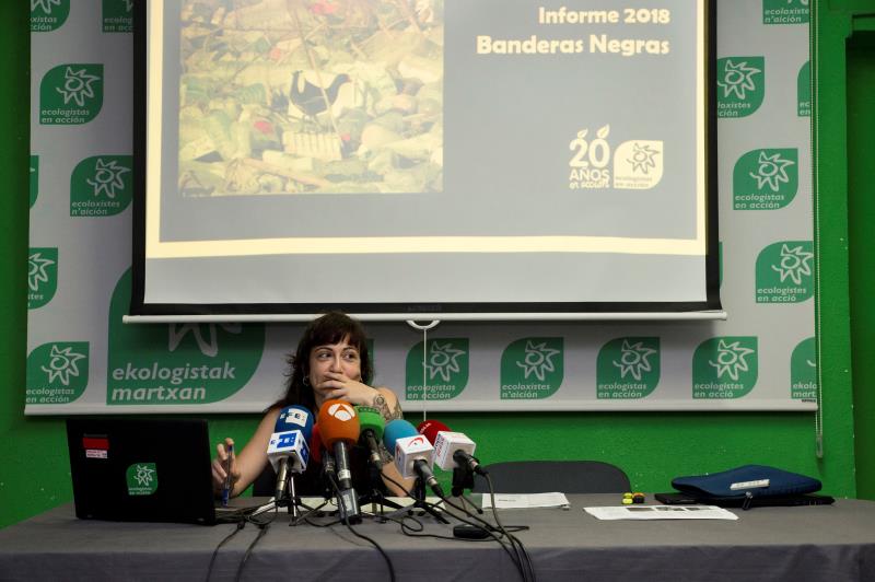 Ecologistas en Acción asigna 48 banderas negras a las peores playas del litoral español Ecologistas en Acción asigna 48 banderas negras a las peores playas del litoral español