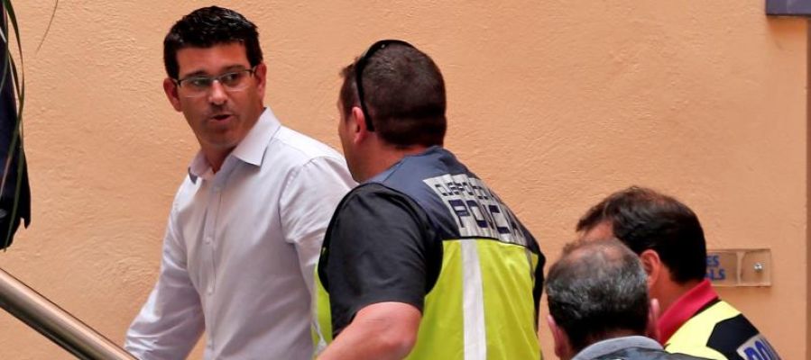 El alcalde de Ontinyent y presidente de la diputación de Valencia, Jorge Rodríguez, llega al ayuntamiento custodiado por agentes de la UDEF El alcalde de Ontinyent y presidente de la diputación de Valencia, Jorge Rodríguez, llega al ayuntamiento custodiado por agentes de la UDEF