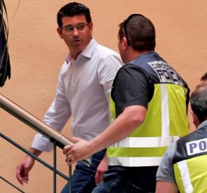 El alcalde de Ontinyent y presidente de la diputación de Valencia, Jorge Rodríguez, llega al ayuntamiento custodiado por agentes de la UDEF El alcalde de Ontinyent y presidente de la diputación de Valencia, Jorge Rodríguez, llega al ayuntamiento custodiado por agentes de la UDEF