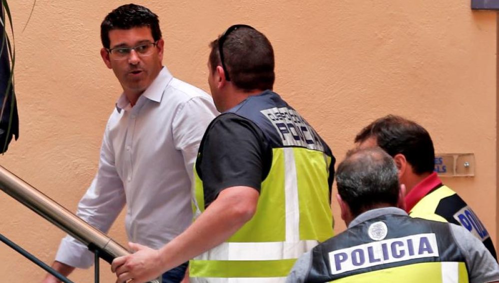 El alcalde de Ontinyent y presidente de la diputación de Valencia, Jorge Rodríguez, llega al ayuntamiento custodiado por agentes de la UDEF
