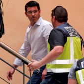 El alcalde de Ontinyent y presidente de la diputación de Valencia, Jorge Rodríguez, llega al ayuntamiento custodiado por agentes de la UDEF