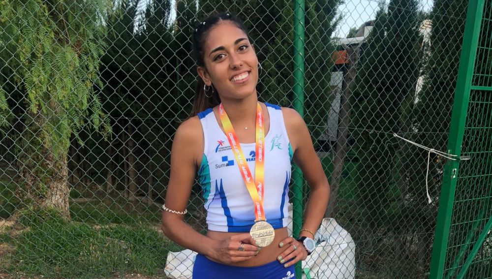 La atleta Lorena Lumbuley, medalla de plata en el Campeonato de España Sub-20 celebrado en Murcia.