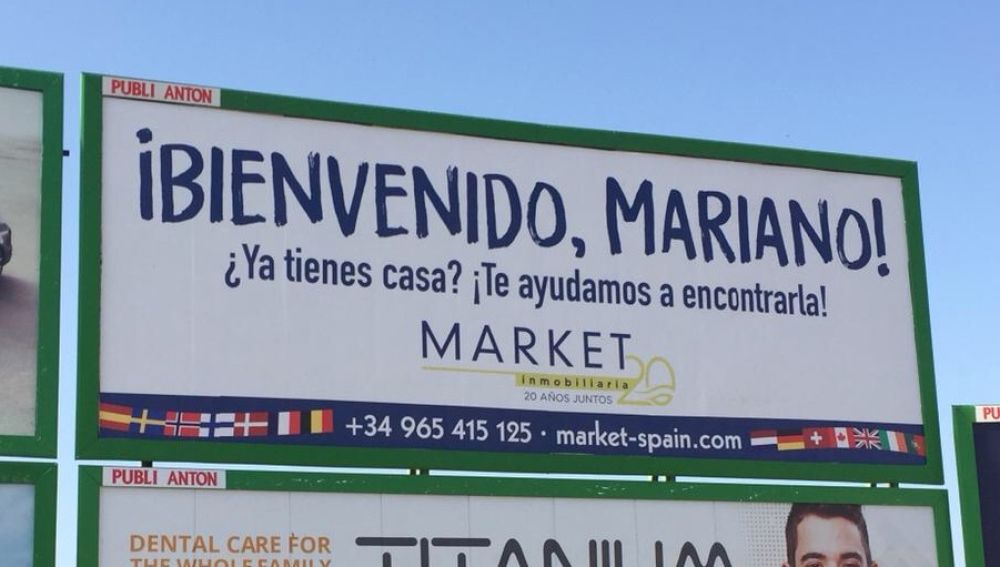 La valla de publicidad de una empresa inmobiliaria que tira de ingenio aprovechando el regreso de Mariano Rajoy a Santa Pola.