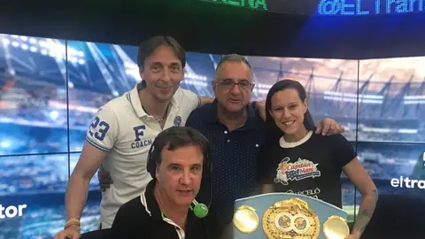 Joana Pastrana, con el equipo de El Transistor. Joana Pastrana, con el equipo de El Transistor.