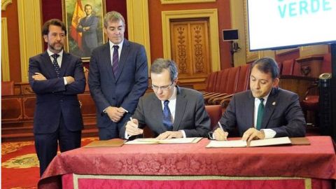 El alcalde de Santa Cruz Jos&eacute; Manuel Berm&uacute;dez firma con CEPSA el acuerdo por el que la refiner&iacute;a de Santa Cruz Tenerife cierra sus puertas.