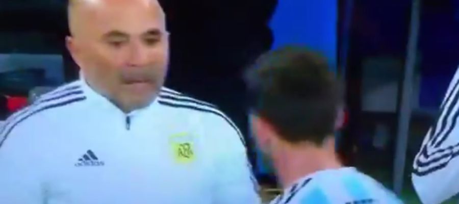 Sampaoli y Messi hablan en la banda Sampaoli y Messi hablan en la banda