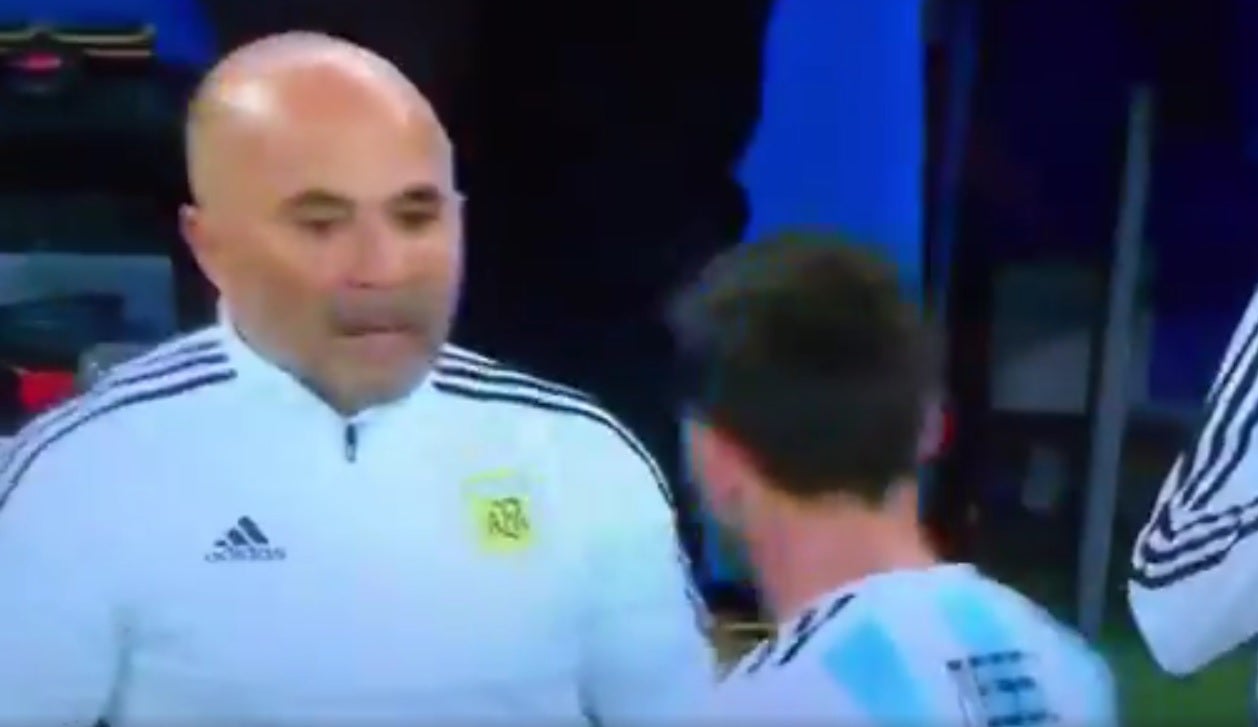 Sampaoli, a Messi durante el Nigeria-Argentina: "¿Pongo al Kun?" Sampaoli, a Messi durante el Nigeria-Argentina: "¿Pongo al Kun?"