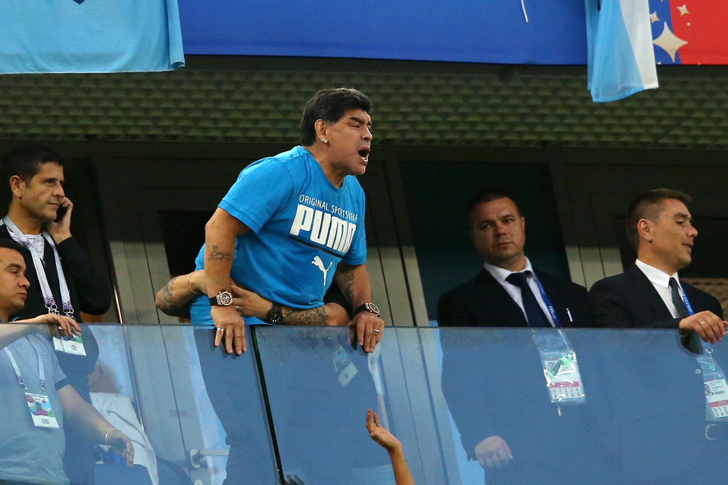 Maradona niega que fuera hospitalizado tras el Nigeria-Argentina y tranquiliza a todos: "¡Hay Diego para rato!" Maradona niega que fuera hospitalizado tras el Nigeria-Argentina y tranquiliza a todos: "¡Hay Diego para rato!"