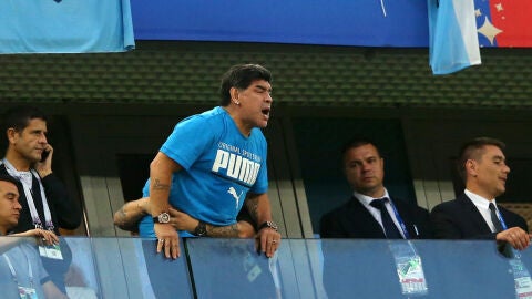 Maradona, en la grada durante el partido de Argentina